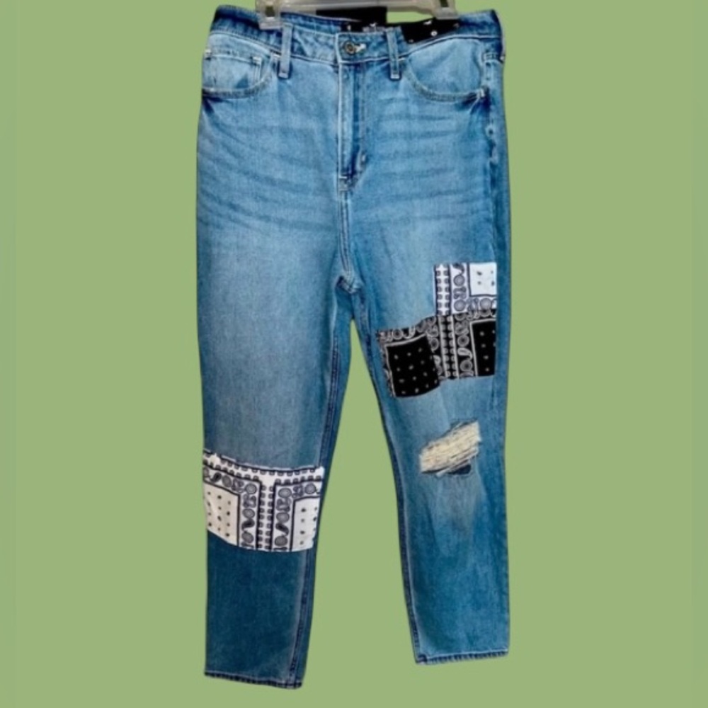 🖤 NWT HOLLISTER! 🖤ULTRA HIGH-RISE PATCHWORK MOM JEANS! CUTE BOHO STYLE!